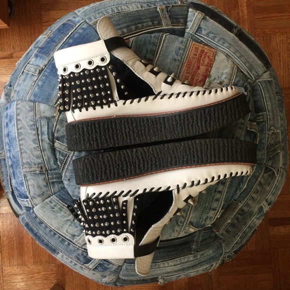 COACH Coach Roccasin Cut Out Bootie runs big 6.5 - Picture 7 of 8